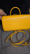 Load image into Gallery viewer, Medium Coach Preloved Mustard( not official color name)
